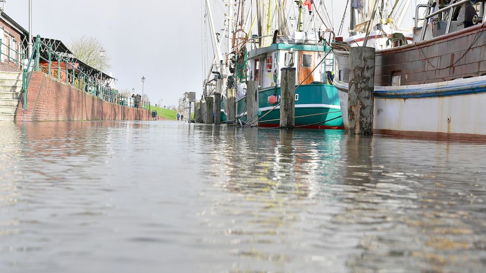 Bis an die Kaimauer schwappte das Wasser am Greetsieler Hafen. Foto: Wagenaar