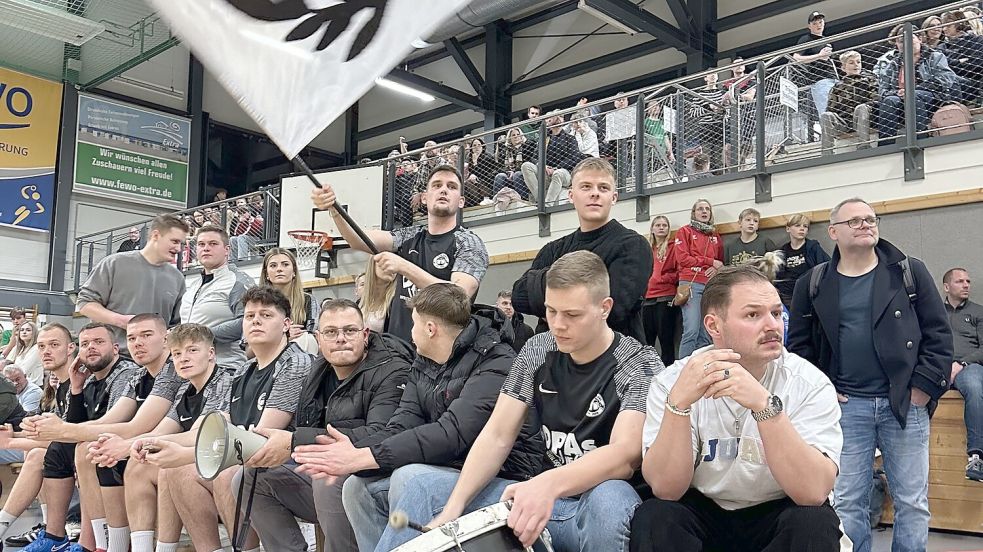 Die „Drunk Dudes“-Fans haben Fahnen und Trommel dabei. Foto: Imko Swieter