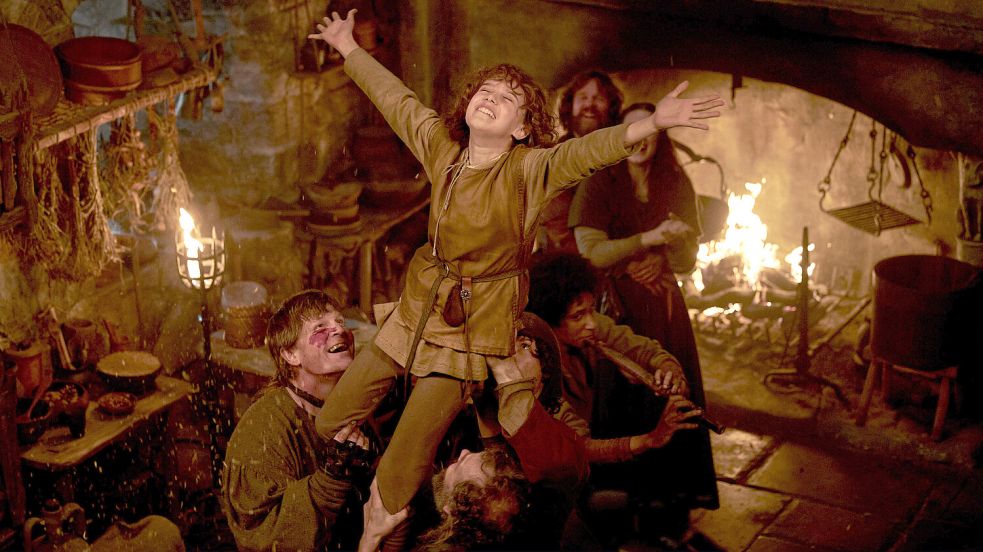 Ronja (Kerstin Linden, Mitte) und Labbas (Kim Kold) feiern ein wildes Fest. „Ronja Räubertochter“, ab Mittwoch, 25.12., 20.15 Uhr im Ersten und alle sechs Episoden jetzt schon in der ARD Mediathek. Foto: © 2023 Viaplay Group, Filmlance International AB, Film i Väst, Ahil Films, ARD Degeto/Audrius Solominas