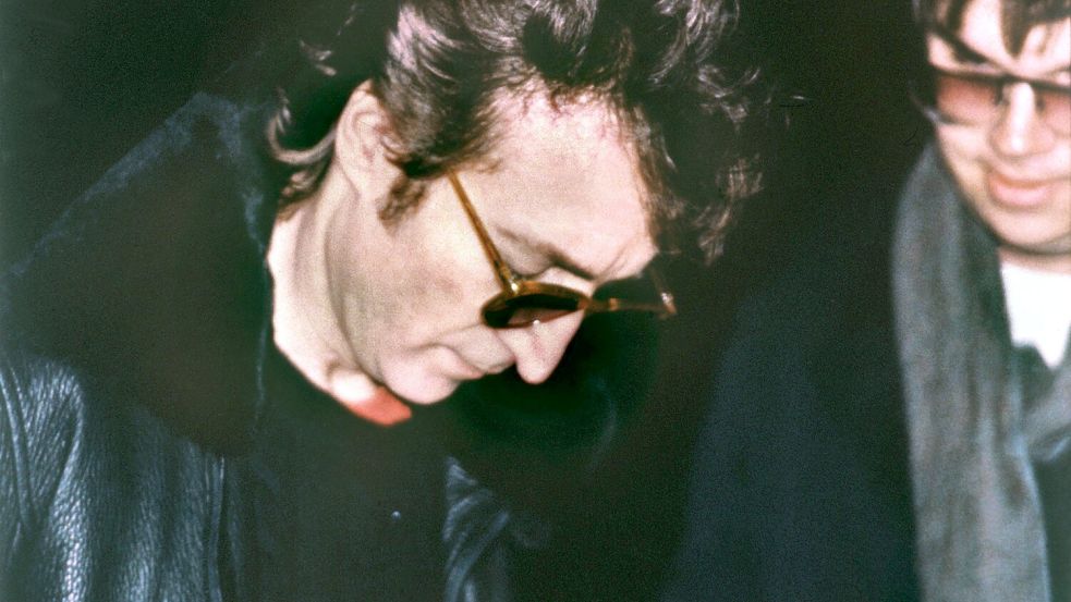 Eines der berühmtesten Autogramme aller Zeiten: Bevor John Lennon am 8. Dezember 1980 von Mark David Chapman (rechts) erschossen wurde, gab der Ex-Beatle seinem Mörder eine letzte Unterschrift. Foto: dpa/UPI