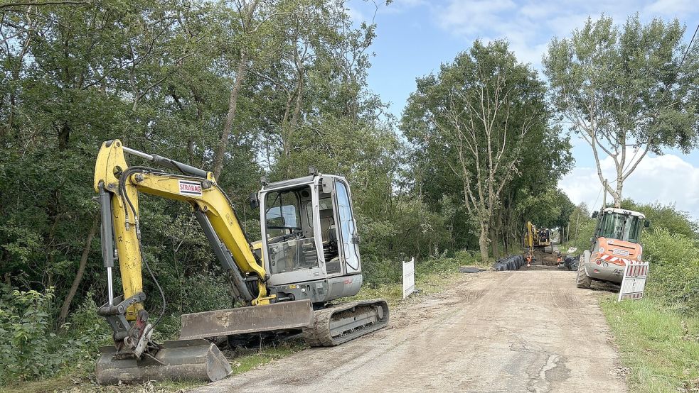 Im August rückten auf dem Ochtelburer Weg schwere Geräte an. Wegen des moorigen Untergrunds musste hier tief ausgekoffert werden. Foto: Christin Wetzel