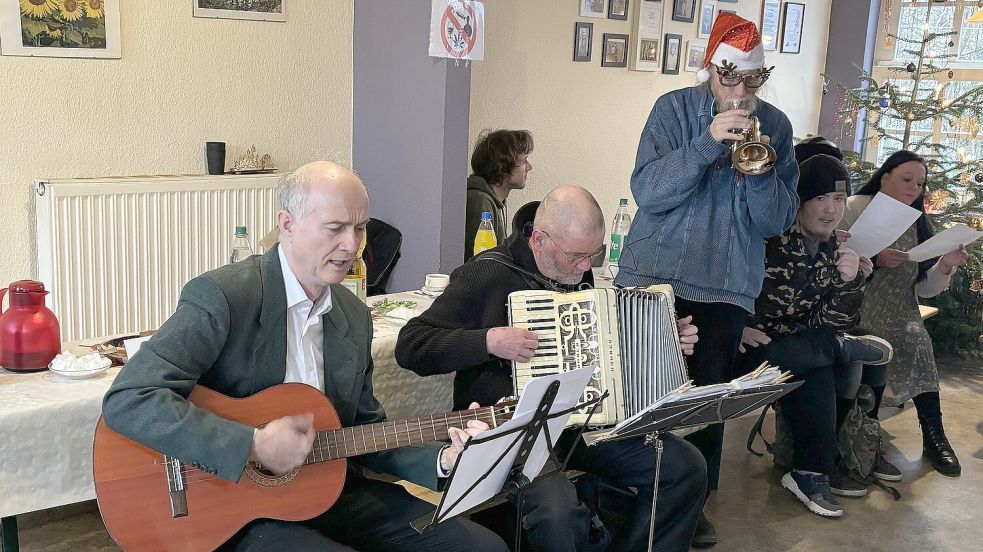 Pastor Jörg Schmid (von links) sorgte zusammen mit Jan-Hendryk Bas am Akkordeon und Manfred Lüdtke an der Trompete für die Musik. Foto: Karin Böhmer