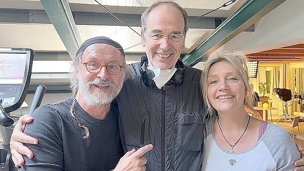 Autor Klaus-Peter Wolf (von links), Regisseur Johannes Fabrick und Bettina Göschl, die die Titelmelodie der Ostfrieslandkrimi-Reihe summt, stellten sich nach dem Cameo-Auftritt der beiden Norder für ein Foto auf. Foto: privat