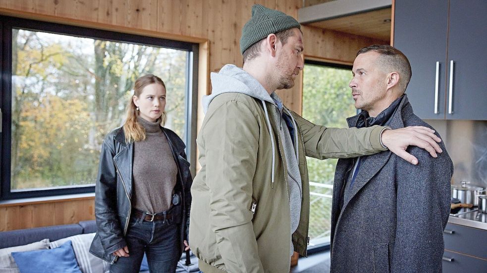 Kommissar Rupert (Barnaby Metschurat, rechts) provoziert den Tatverdächtigen Florian Pintes (Dennis Schigiol), um seiner neuen Kollegin, Polizeianwärterin Jessi Jaminski (Sofie Eifertinger) zu imponieren. Foto: DPA/ZDF/Sandra Hoever