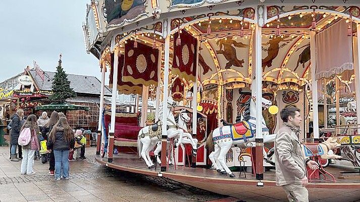 Karussellfahren auf dem Weihnachtsmarkt – das kann man in Aurich, Emden und Leer auch nach Weihnachten noch. Foto: Gerdes