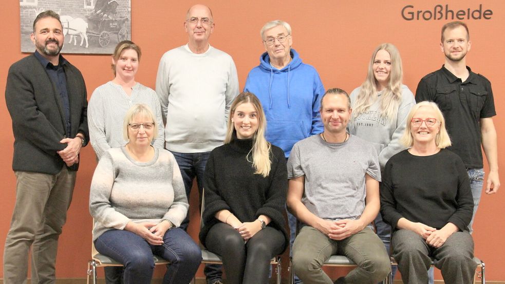 Sie freuen sich auf die neue Spielzeit ihrer Laienspielgruppe Großheide. Stehend von links: Holger Eilers, Claudia Schmidt, Theo Börgmann, Martin Deneke, Carina Janssen, Jann Aden. Sitzend von links: Alwine Wäcken, Thurid Hanssen, Cord Brüling und Gisela Börgmann. Foto: privat