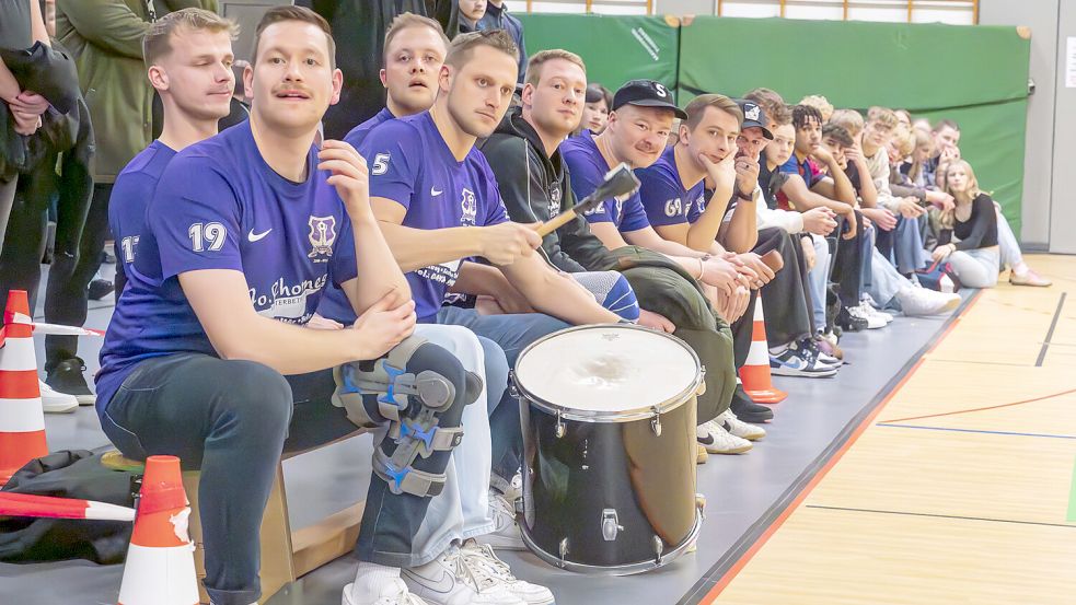 Anhänger des „1. SC Armkrampf“ feuern ihre Mannschaft mit lautem Getrommel an. Foto: privat