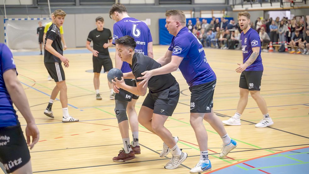 Kampf um den Ball: Eine Szene aus dem Spiel „1. SC Armkrampf“ gegen die „Shaved Balls“. Foto: privat