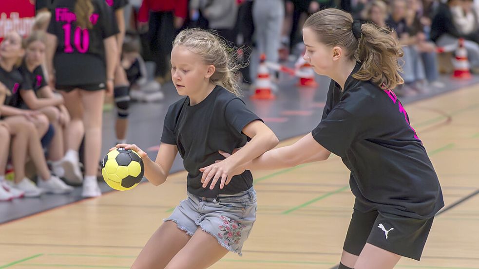 Spielerinnen der Mannschaften „Cowgirls/Cowladys“ und „Work Hard-Play Hard“ im Zweikampf. Foto: Folkert Bents
