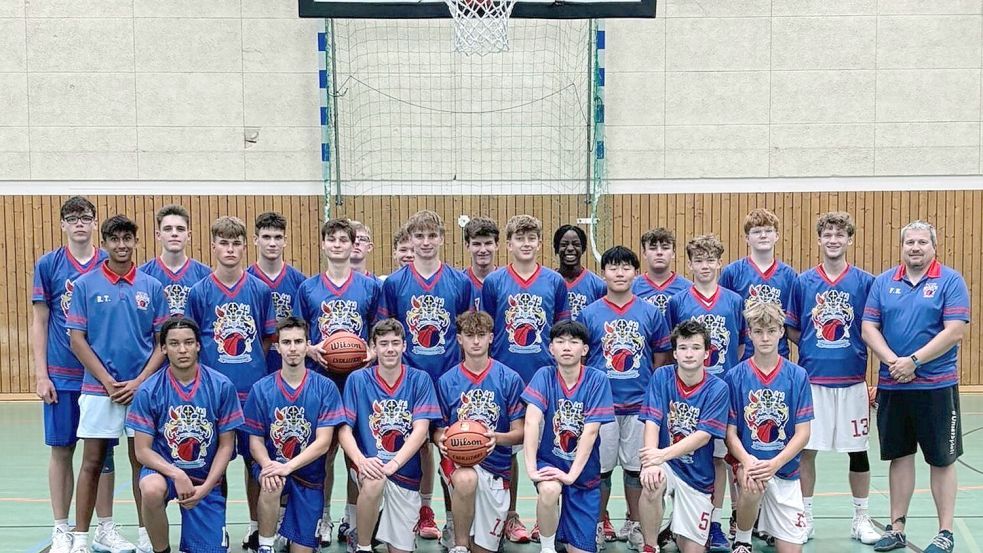 Das sind die U16- und U18-Spieler vom „Team Ostfriesland“ mit ihrem Trainer Finn Höncher (rechts).Foto: privat