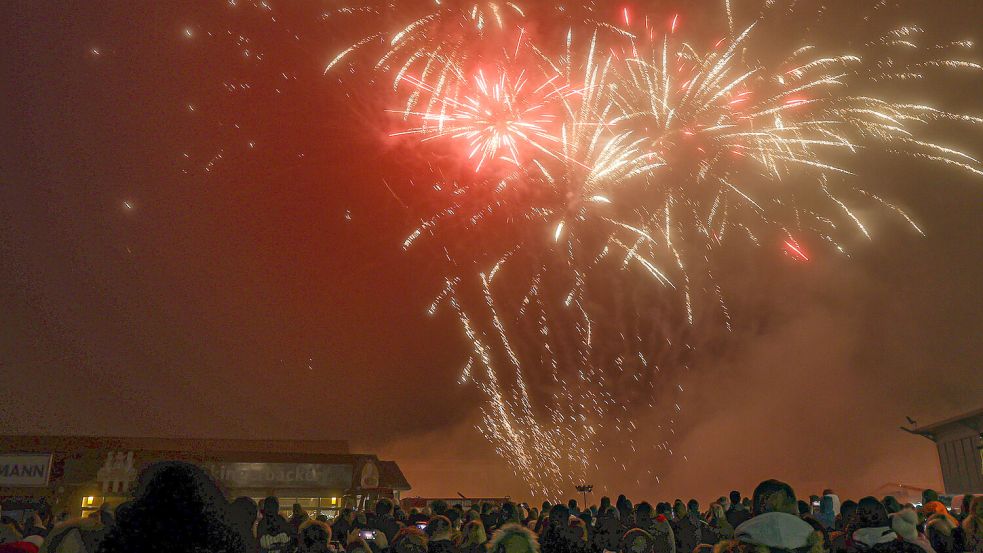Bei der Präsentation des Höhenfeuerwerks reckten die Fans der Pyrotechnik in Moordorf die Köpfe in die Höhe. Foto: Helmut Vortanz
