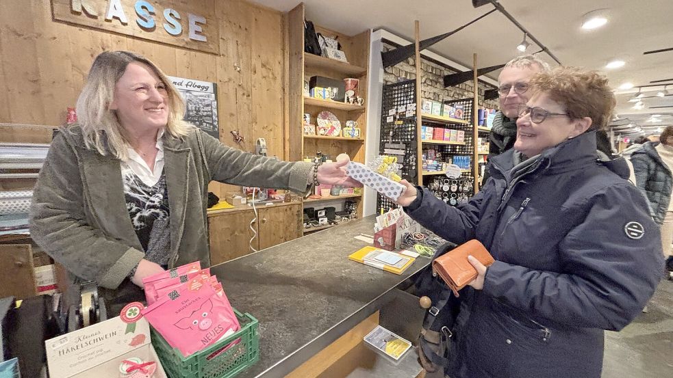 Alexandra Schneemilch (links) konnte bei Abegg an Susanne und Roland Verch ein besonderes Geschenk verkaufen.