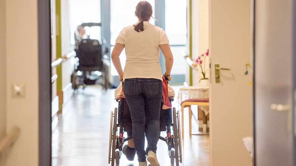Mehr Geld, aber keine Angebote. Allein 2023 sollen rund 16.000 Pflegeplätze in Heimen weggefallen sein. Foto: Christophe Gateau/dpa