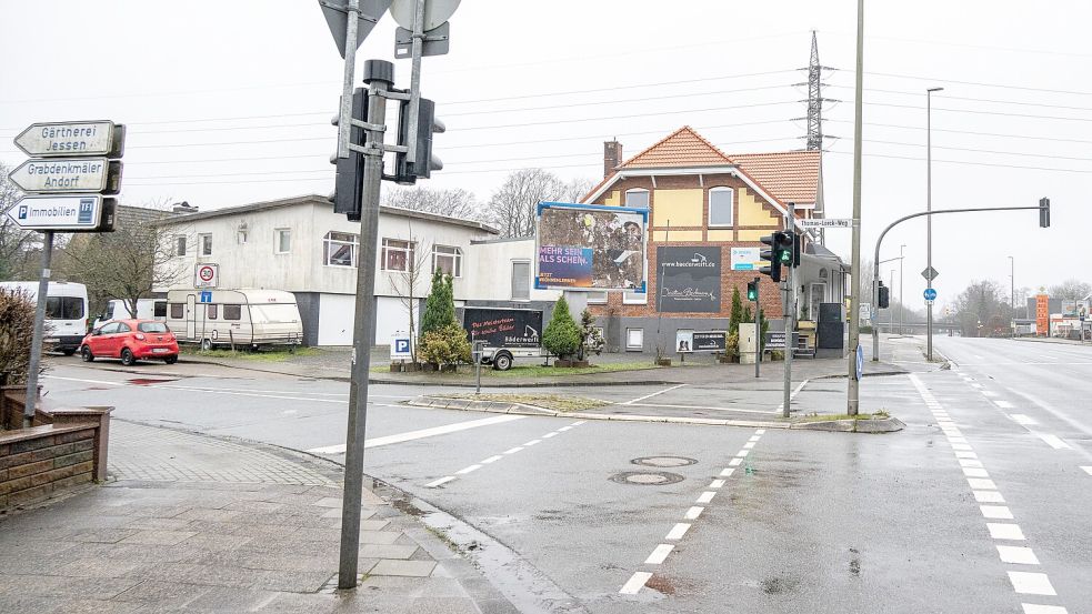 In dem weißen Mehrfamilienhaus am Friedenshügel soll sich die Tat ereignet haben. Foto: Benjamin Nolte