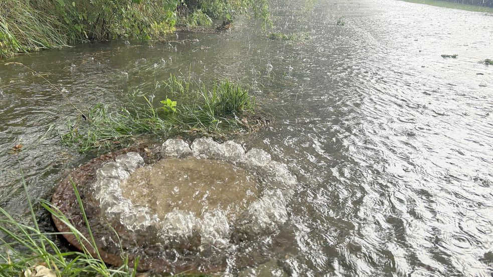 Symbolisch könnte dieses Bild aus dem August für das Jahr stehen: Eine Straße in Aurich steht unter Wasser. Auslöser war das Starkregen-Ereignis Mitte August. Foto: Romuald Banik
