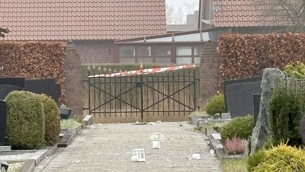Scherben, kaputte Laternen und Absperrband vor dem Friedhofstor: So sah es am Sonntag auf dem Friedhof in Spetzerfehn aus. Foto: privat