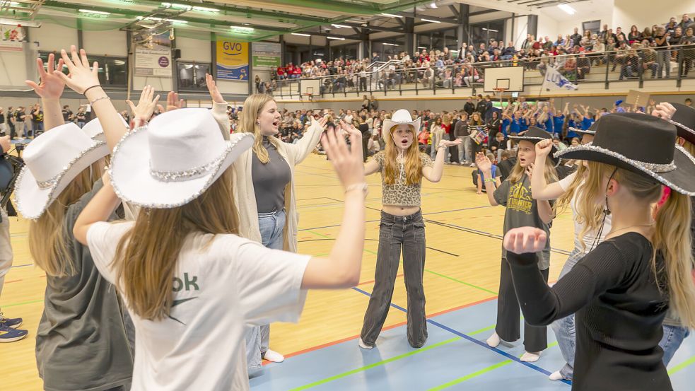Viele Einlagen sorgten rund um das Handball-Spektakel für gute Laune in der Knippelmeyer-Halle.
