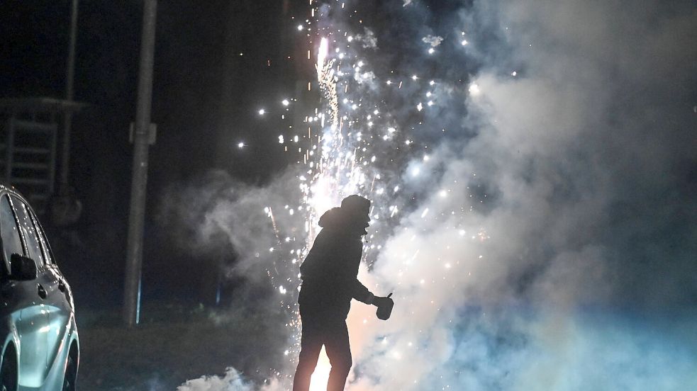 Fünf Männer kamen in der Silvesternacht durch illegale Feuerwerkskörper Tode. Warum toxische Männlichkeit am Ende töten kann. Foto: IMAGO images/Markus van Offern