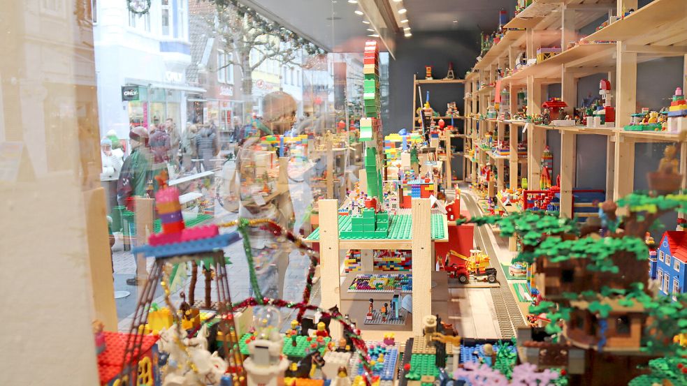 Im Schaufenster des Modehauses Silomon sind noch die Bauwerke des Legowettbewerbs zu sehen. Sie ziehen bald in die Stadthalle um. Foto: Heino Hermanns