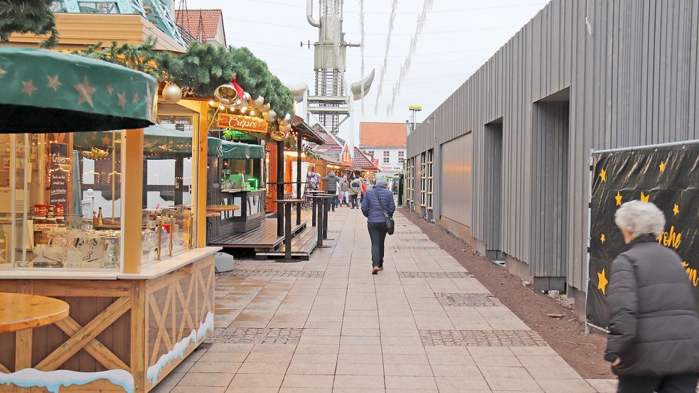 Die Auricher Markthalle (rechts im Bild) wandelt sich allmählich zum Café Extrablatt. Foto: Heino Hermanns