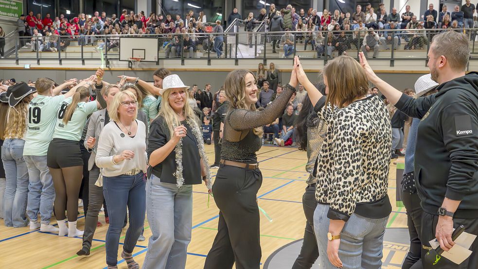 „Germanys Topschnuppen“ erhielten einen Pokal für ihre Showdarbietung. Foto: Folkert Bents