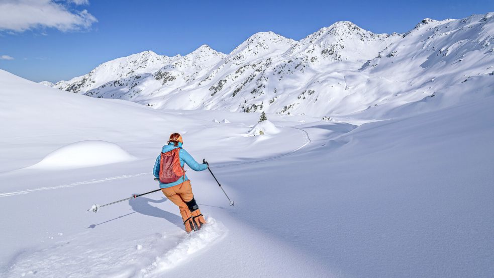 Fitness und die passende Ausrüstung sind entscheidend für die Sicherheit auf der Skipiste. Foto: IMAGO/Westend61