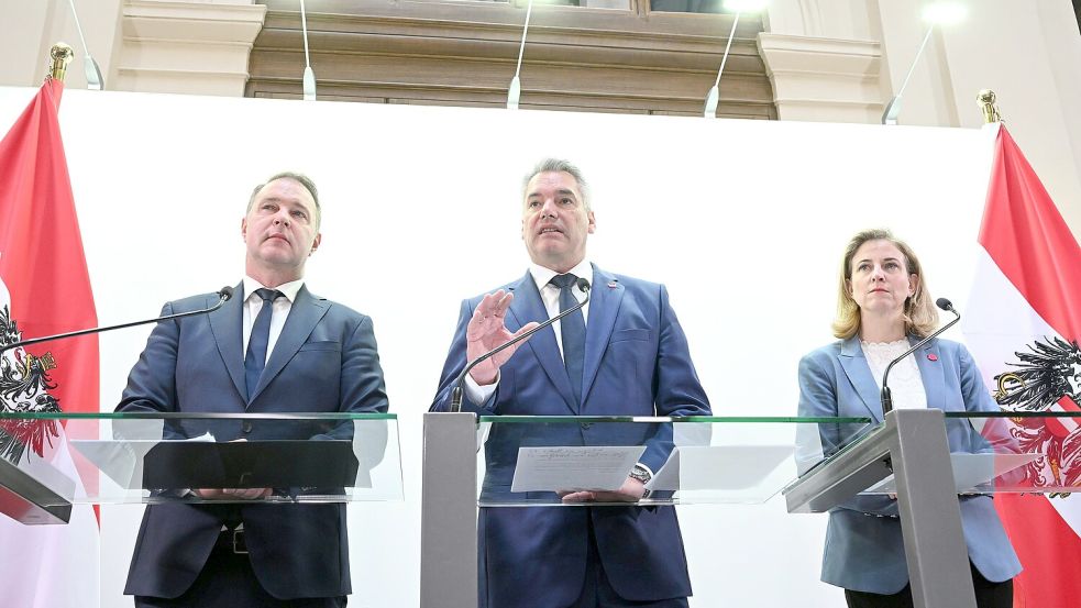 SPÖ-Chef Andreas Babler (von links), ÖVP-Chef und Bundeskanzler von Österreich Karl Nehammer und NEOS-Chefin Beate Meinl-Reisinger hatten Koalitionsgespräche aufgenommen. Doch diese stehen nun vor dem Aus. Foto: dpa/APA/Helmut Fohringer
