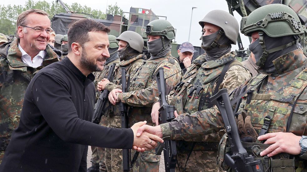 Muss die Bundeswehr auch in die Ukraine? Das Archivbild zeigt Verteidigungsminister Boris Pistorius und Präsident Wolodymyr Selenskyj, wie sie deutsche und ukrainische Soldaten bei ihrem Besuch auf einem Truppenübungsplatz begrüßen. Foto: dpa/Jens Büttner