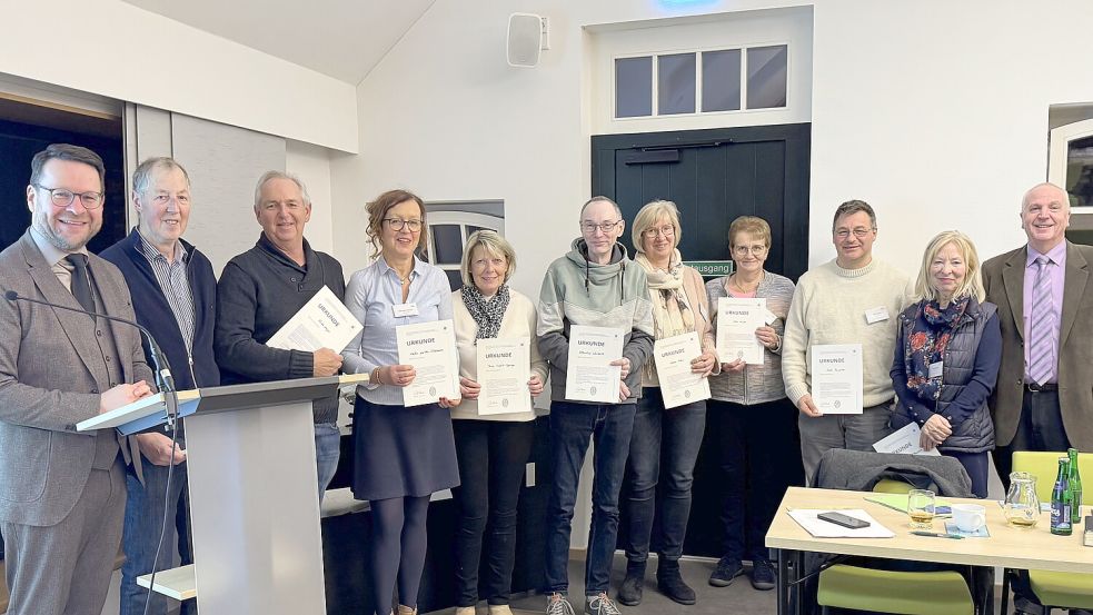 Die ausscheidenden Mitglieder der Norder Kirchenkreissynode wurden in Marienhafe verabschiedet (von links): Superintendent Christian Neumann, Gerhard Evers, Feiko Meyer, Heike Müller-Feldmann, Thea Siebels-Poppinga, Albertus Wenholt, Maike Steen, Else Kruse, Bodo Rewerts, Barbara Klaassen, Synodenvorsitzender Theo Weber. Foto: privat