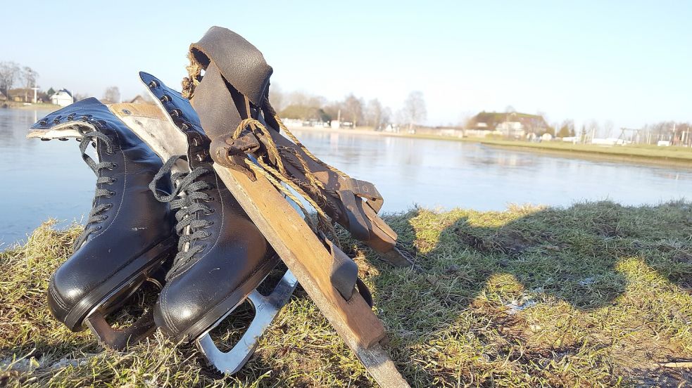 Noch müssen die Schlittschuhe am Ufer bleiben. Bleibt es in diesem Winter dabei? Wir haben beim Deutschen Wetterdienst nachgefragt. Foto: Holger Janssen