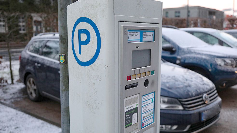 Der Parkplatz an der Friedhofstraße ist bei Innenstadtbesuchern beliebt, wird aber auch von Dauerparkern für 6 Euro Tagesgebühr genutzt. Foto: Romuald Banik