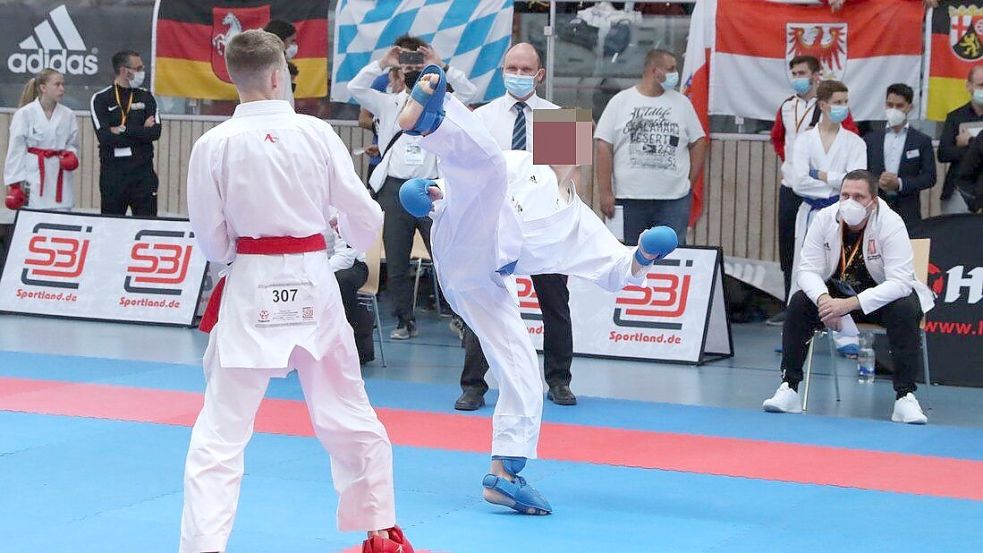 Mitten in der Corona-Pandemie wurde Corre A. (blaue Handschuhe) deutscher Karate-Meister. Foto: privat