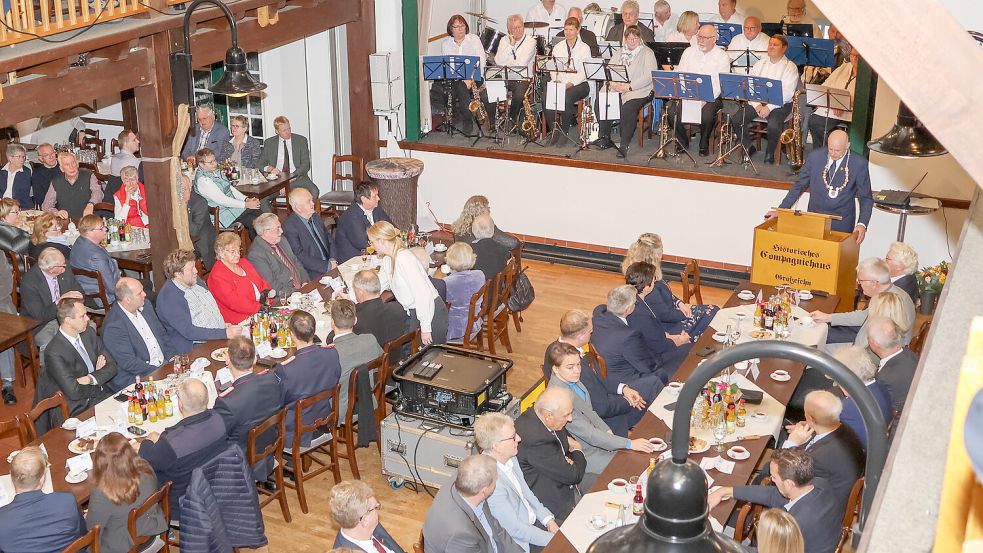 Volles Haus beim Neujahrsempfang der Gemeinde Großefehn im Historischen Compagniehaus. Bürgermeister Erwin Adams sieht bei den Finanzen mit Sorge in die Zukunft. Foto: Helmut Vortanz