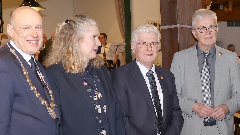 Gemeindebürgermeister Erwin Adams (von links) mit seiner Ehefrau Susanne Adams und seinen Stellvertretern Siebelt Fohrden sowie Enno Krüsmann. Foto: Helmut Vortanz