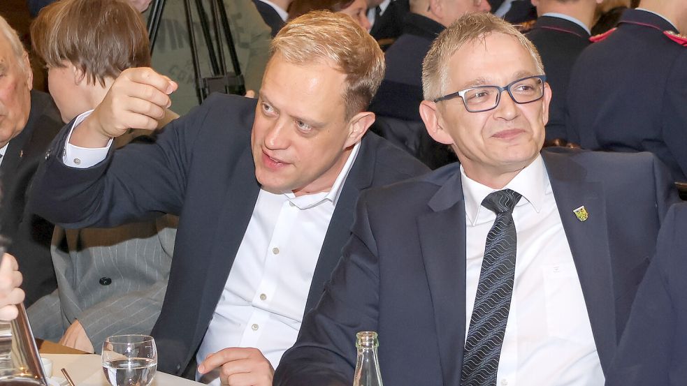 SPD-Landtagsabgeordneter Wiard Siebels (links) und Landrat Olaf Meinen Waren bei dem Neujahresempfang. Foto: Helmut Vortanz