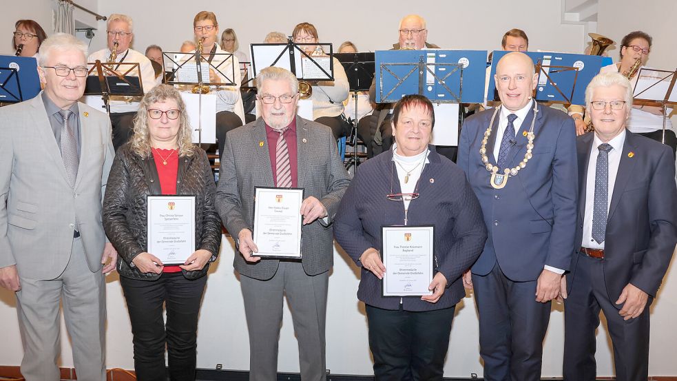 Bürgermeister und Geehrte: Stellvertretender Bürgermeister Enno Krüsmann (von links), Christa Schoon, Fokko Claver, Therese Krüsmann, Gemeindebürgermeister Erwin Adams und sein weiterer Stellvertreter Siebelt Fohrden. Foto: Helmut Vortanz