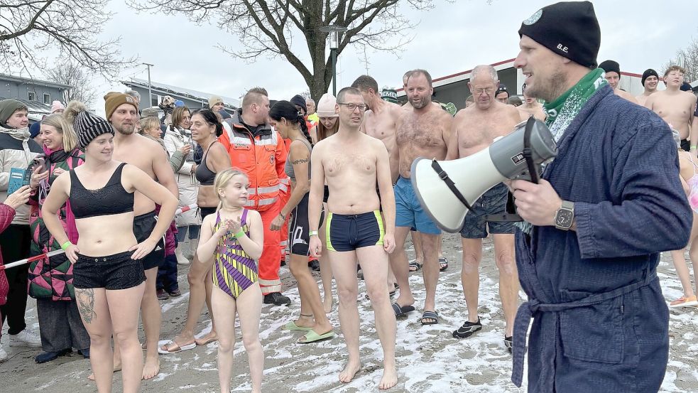 Der Vorsitzende des SV Eintracht Ihlow, Bernd Emkes (rechts), organisierte den Start des Anbadens. Foto: Lasse Paulsen