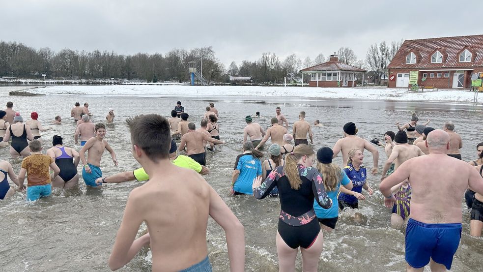 Insgesamt 69 Teilnehmer wagten sich in das hüfttiefe Wasser im Ihler Meer. Foto: Lasse Paulsen