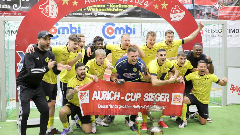 Die Wiederholungstäter vom TuS Middels feierten nach dem 5:1 gegen Großefehn den zweiten Aurich-Cup-Sieg in Folge.Fotos: Wilfried Gronewold/Helmut Vortanz