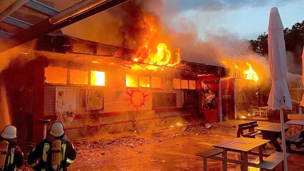 Das Feuer im Van-Ameren-Bad zerstörte große Teile des Betriebsgebäudes. Foto: Feuerwehr