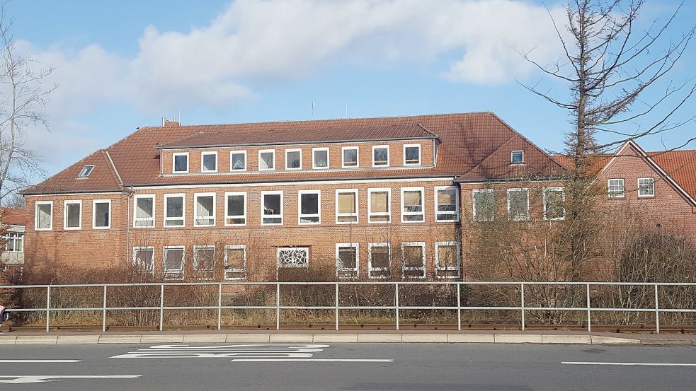 Der früheren Moordorfer Grundschule droht der Abriss. Dabei wollten Investoren dem Gebäude eigentlich neues Leben einhauchen. Foto: Holger Janssen