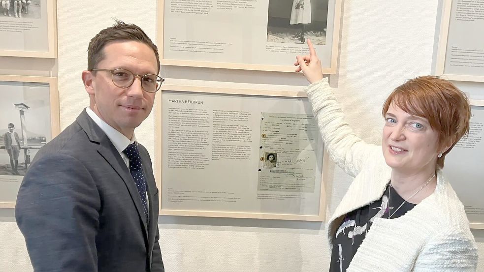 Blick auf die Ausstellung im Eingangsbereich des Ministeriums für Wissenschaft und Kultur: Minister Falko Mohrs (SPD) und Stefanie Waske wollen die Erinnerung an den Holocaust wachhalten. Foto: Stefan Idel