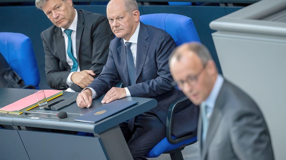 Mit teils sehr unterschiedlichen Plänen wollen die Kanzlerkandidaten Friedrich Merz, Olaf Scholz und Robert Habeck die Autoindustrie stärken. Foto: dpa/Michael Kappeler