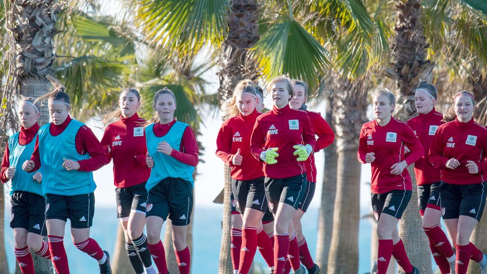 Eindrücke aus dem Jahr 2022. In der türkischen Sonne arbeiten die SpVg-Mädchen unter anderem an ihrer Fitness. Fotos: privat