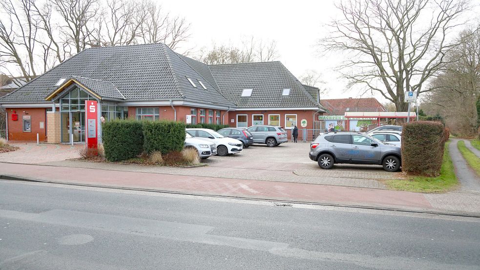 Im hinteren Gebäudeteil ist seit Jahren der Kindergarten Lindenbaum ansässig. Nun soll auch die leerstehende Sparkassenfiliale angemietet und umgebaut werden. Die Kita wächst somit und kann ein Ganztagsangebot bekommen. Foto: Romuald Banik