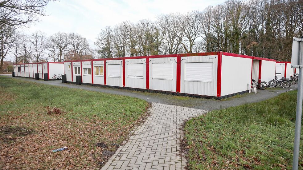 So sieht die Containeranlage aus, die der Landkreis Aurich mit 80 Containern auf dem Gelände der Internationalen Gärten für knapp 100 Geflüchtete errichtet hat. Die Stadt Aurich plant nun eine Containerwohnanlage mit zehn Einzel- und zwei Doppelcontainern für bis zu 14 wohnungslose Bürger in Tannenhausen. Foto: Romuald Banik