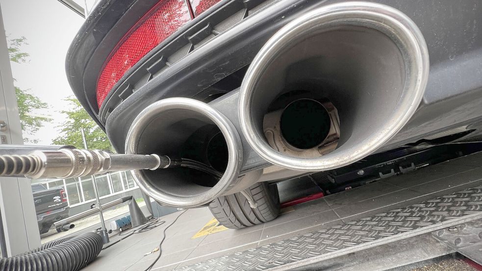 Abgasmessung an einem Verbrenner: Der durchschnittliche CO2-Ausstoß von Neuwagen steigt in Deutschland. Foto: imago/Sven Simon