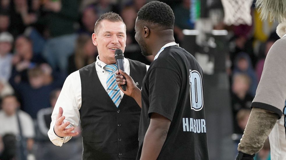 Michel Schwartz im Interview nach einem Spiel der Hamburg Towers. Foto: IMAGO/ Eibner/ Max Vincent