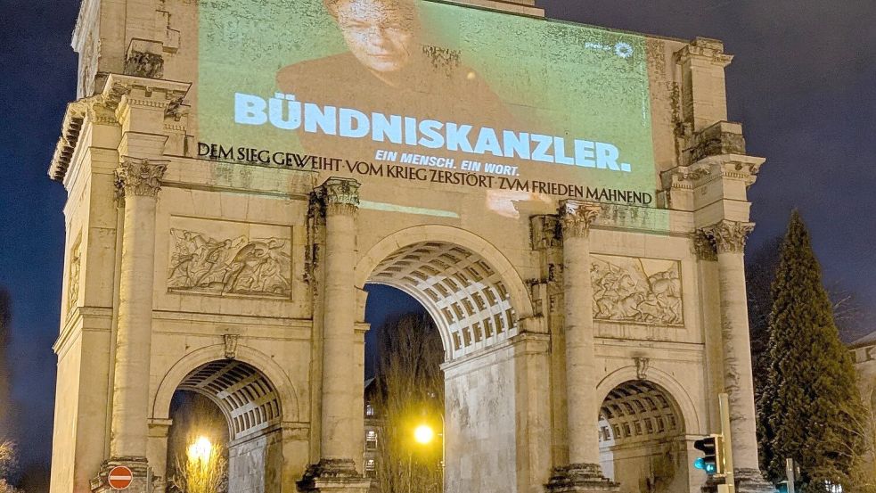 Guerilla-Aktion gegen Söder: Robert Habeck wurde auf das symbolträchtige Münchner Siegestor projiziert. Was kommt als nächstes? Foto: Konstantin Weddige/dpa