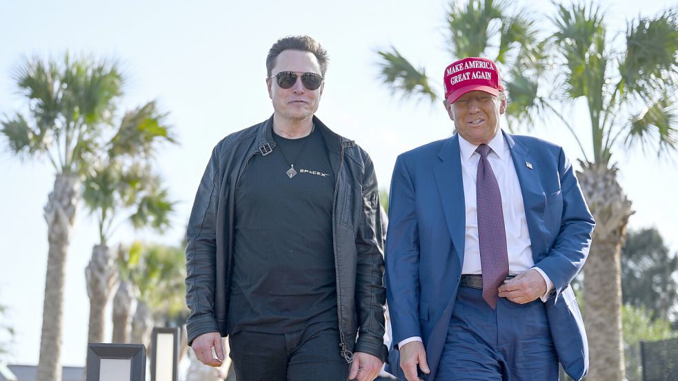 Nach seinem Einfluss auf Donald Trumps Wahlsieg mischt sich Elon Musk (l.) auch zunehmend in europäische Länder ein. Foto: dpa/Brandon Bell